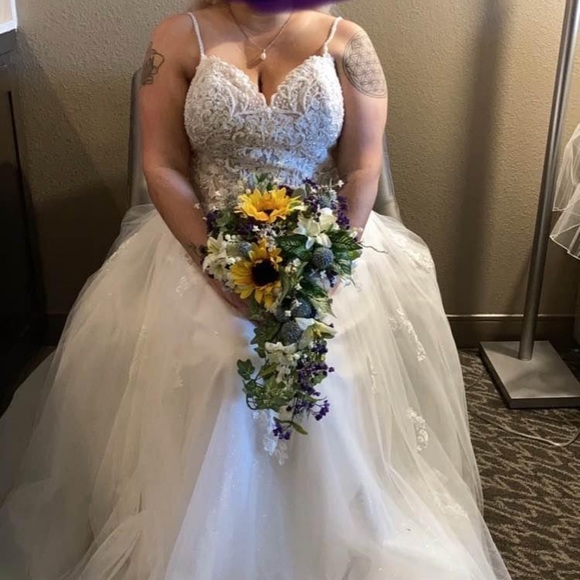 Beautiful wedding dress worn once for a few hours. Retail 1500. Size 18. - Picture 3 of 3